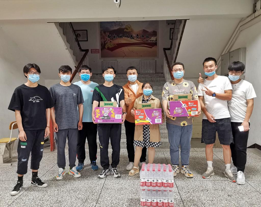 交友学生感谢宿管阿姨