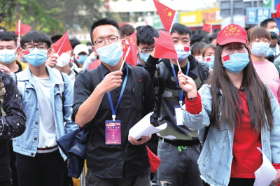 进疆大学生在兰州车站站前广场合唱——《我和我的祖国》 周栋楠 摄